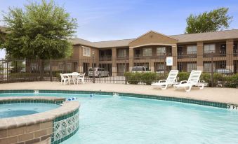 Howard Johnson by Wyndham Grand Prairie Near Lone Star Park