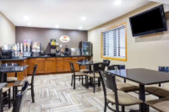 Super 8 by Wyndham Decorah