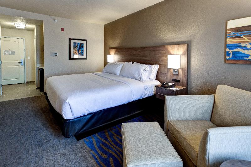 Holiday Inn Express & Suites Great Bend, an Ihg Hotel