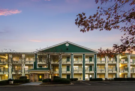 HomeTowne Studios Raleigh - Durham Отели рядом с достопримечательностью «Дарем Академи Мидл Скул»