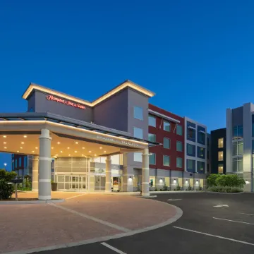 Hampton Inn & Suites - Gilroy, CA