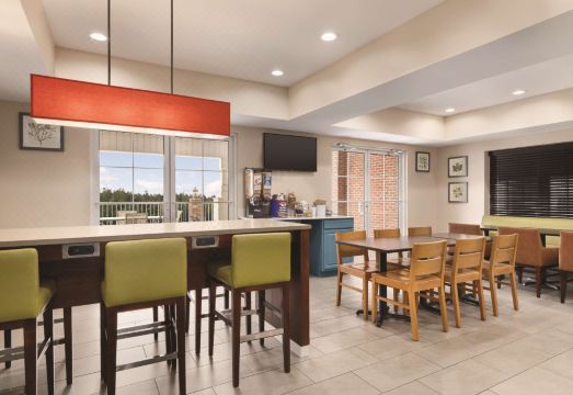 컨트리 인 & 스위트의 조식장 또는 객실 내부