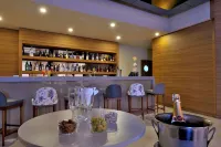 Kenzi Basma - Quầy bar