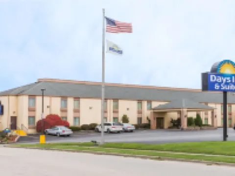 Days Inn & Suites by Wyndham Bloomington/Normal IL Hotels in Bloomington