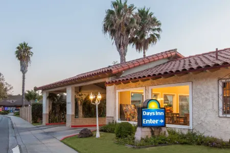 Days Inn by Wyndham Camarillo - Ventura Отели рядом с достопримечательностью «Cantara Cellars»