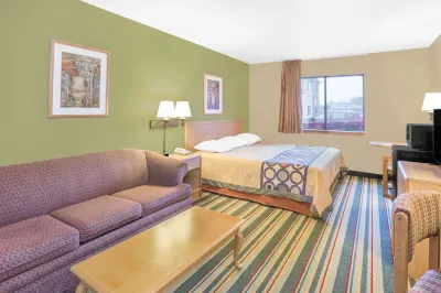 Super 8 by Wyndham East Moline Hotels in Carbon Cliff