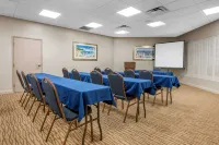Comfort Suites Maingate East - parking