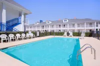 Baymont by Wyndham Forest City - piscina