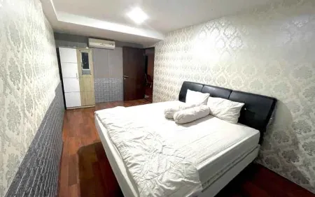 Penthouse at Royal Apartment Отели рядом с достопримечательностью «Harian Kompas»