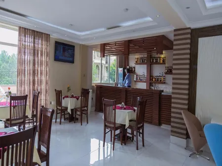 Home Town Addis Hotel Отели рядом с достопримечательностью «AU Conference Center»
