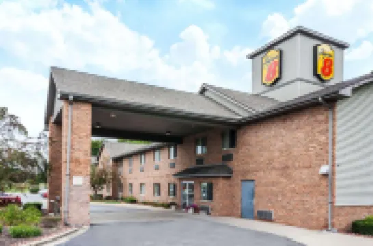 Super 8 by Wyndham Valparaiso Hotels in Valparaiso