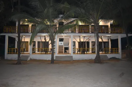 Coconut Garden Beach House Отели рядом с достопримечательностью «Девгед Бич»