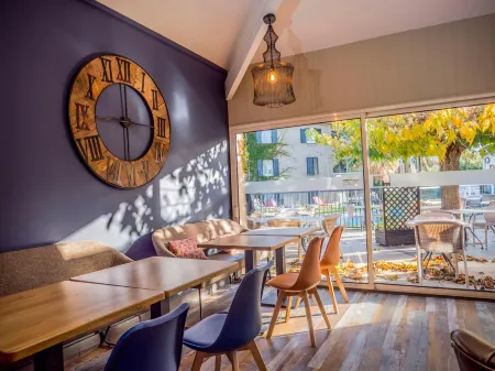 Logis Hotel Restaurant Uzès Pont du Gard Отели рядом с достопримечательностью «Uzes Cathedral»