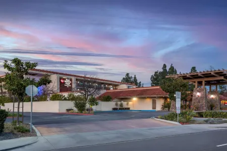 Best Western Plus Thousand Oaks Inn Отели рядом с достопримечательностью «Лейк Шервуд»
