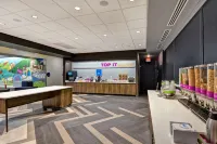 Tru by Hilton Syracuse North Airport Area - parking