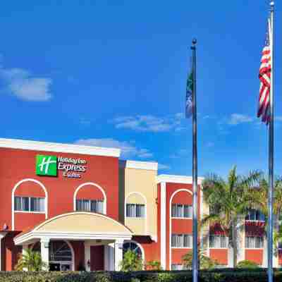 Holiday Inn Express & Suites Bradenton West Hotel Exterior