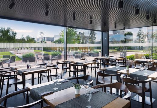 BAH 호텔의 넓은 객실과 모던한 인테리어