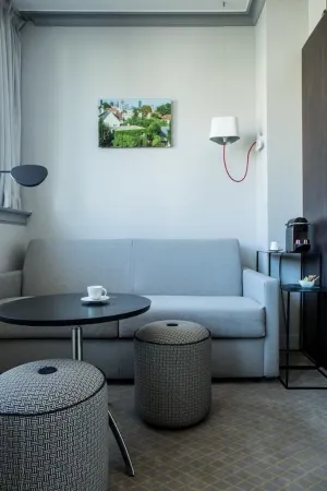 Hotel Atrium by Happyculture