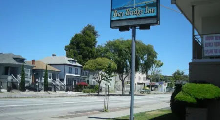 Bay Bridge Inn Oakland Отели рядом с достопримечательностью «Юниверсити оф Калифорния Ботаникал Гарден»