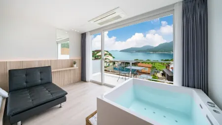 Geoje Island Casa Del Mundo Pension (Remodeling) Отели рядом с достопримечательностью «Hallyeohaesang National Park»