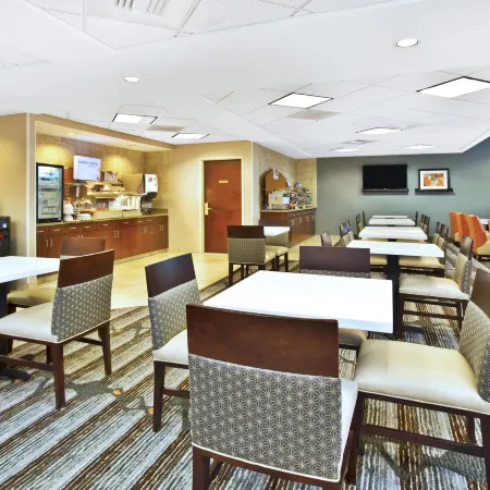 Holiday Inn Express & Suites BRADLEY AIRPORT by IHG