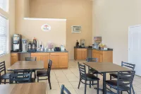 Super 8 by Wyndham Kingsland I-95/Naval Base Area - breakfast