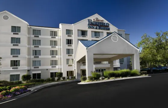 羅利-達勒姆機場/研究三角園區萬楓酒店及套房