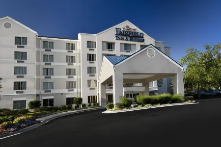 Fairfield Inn & Suites Raleigh-Durham Airport/Research Triangle Park Отели рядом с достопримечательностью «Lenovo Building 8»