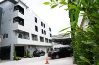 B-Black Hotel Chonburi Hotel berhampiran Wat Samanrat Samakkhi