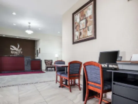 Quality Inn & Suites Altoona - des Moines Hotels in Polk County