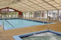 Days Inn by Wyndham Mackinaw City - Lakeview - Swimmingpools