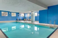 Days Inn by Wyndham Victoria Uptown - Pools