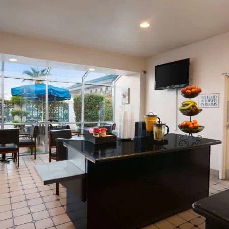 Travelodge by Wyndham Bakersfield