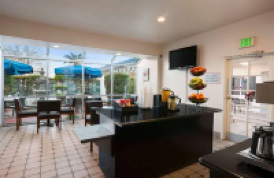 Travelodge by Wyndham Bakersfield