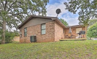 Family-Friendly Barling Retreat: Yard & Deck! - Housity