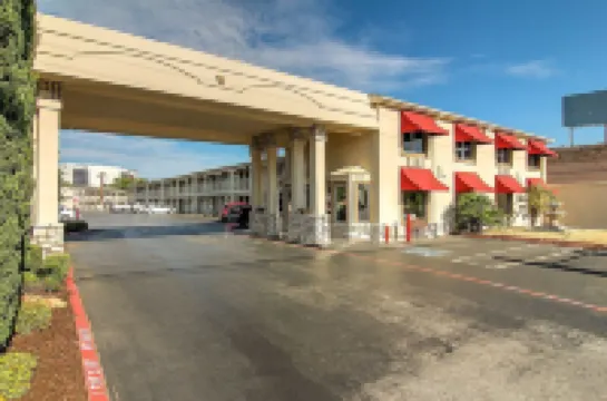 Days Inn by Wyndham Market Center Dallas Love Field