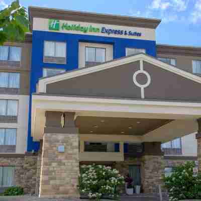 Holiday Inn Express & Suites Huntsville - Muskoka Hotel Exterior