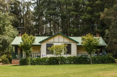 Federation Gardens & Possums Hideaway Hotels near Anvil Rock - Blackheath