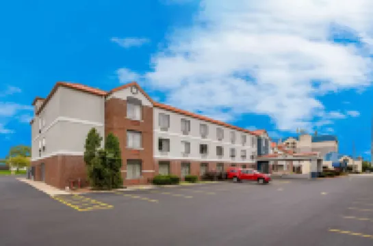 Suburban Studios Milwaukee Airport