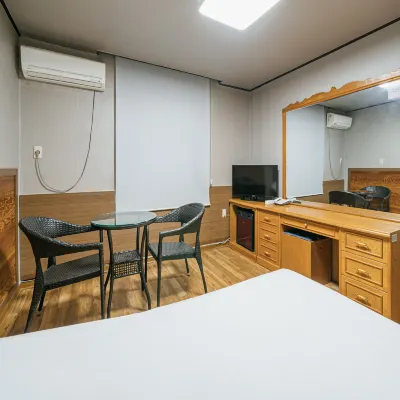 Seogwipo Shinsegye Hotel Отели рядом с достопримечательностью «Парк Сэсум»