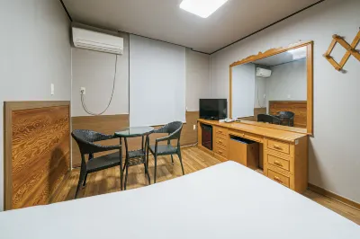 Seogwipo Shinsegye Hotel Отели рядом с достопримечательностью «Lee Jung-Seob's Art Street»
