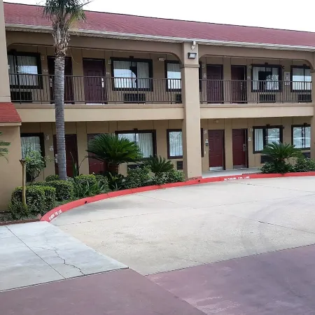 Red Roof Inn & Suites Houston - Humble/ IAH Airport