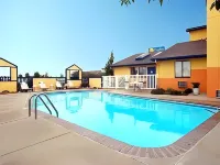 Super 8 by Wyndham Hutchinson - Swimmingpools