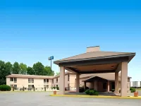 Days Inn & Suites by Wyndham Casey Hotel dekat World's Largest Mailbox