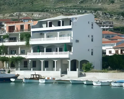Apartments Duje イェセニツェのホテル