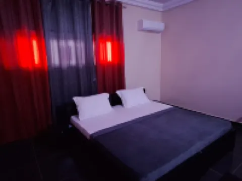 Deluxe Twin Beds in Royal Blue Guest House and Bar فنادق في لومي