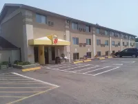 Super 8 by Wyndham Watertown - Parkplatz