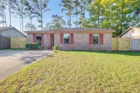 Patio for Al Fresco Dining: Home in Hinesville!