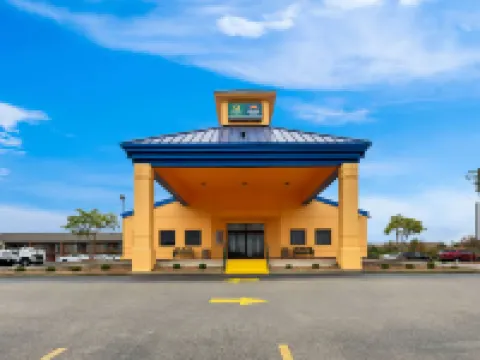 Suburban Studios Mason Near Kings Island Hotels in Mason