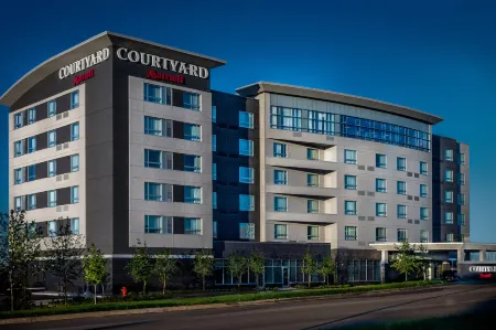 Courtyard Winnipeg Airport Отели в г. Виннипег